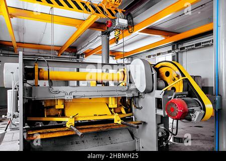 Vider la salle de production avec les machines.Arrière-plan industriel.poutre de grue ou usine de travail Banque D'Images