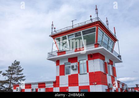 Rouge et blanc dans le carré de la tour de contrôle sur la piste de l'aéroport Banque D'Images