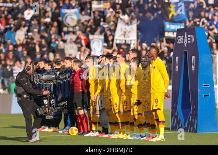 Bergame, Italie.18th décembre 2021.Italie, Bergame, déc 18 2021: La ligne de départ des Roms dans le champ central pour la présentation du match pendant le match de football ATALANTA vs ROMA, série A 2021-2022 day18 au stade Gewiss (photo de Fabrizio Andrea Bertani/Pacific Press) crédit: Pacific Press Media production Corp./Alay Live News Banque D'Images