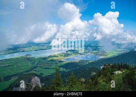 Allemagne, belle vue panoramique au-dessus des lacs bavarois Forgensee et bannwaldsee depuis le sommet de la montagne tegelberg avec des nuages en été Banque D'Images