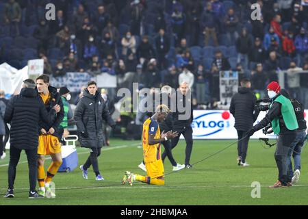 Bergame, Italie.18th décembre 2021.Italie, Bergame, déc 18 2021: Tammy Abraham (Roma Striker) prie dans le champ central à la fin du match de football ATALANTA vs ROMA, Serie A 2021-2022 day18 à Gewiss (photo de Fabrizio Andrea Bertani/Pacific Press) crédit: Pacific Press Media production Corp./Alay Live News Banque D'Images