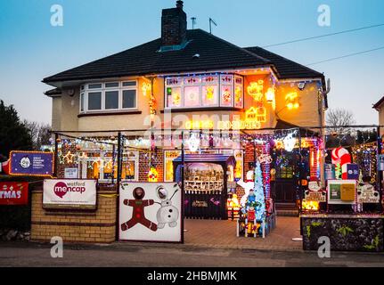 Maison de Noël caritative à Winton Drive, Croxley Green, Hertfordshire, Angleterre, décorée par son mari et sa femme M. & Mme Eleno & Margaret Pulis.M. Eleno Pulis déclare qu'il a fallu 5 semaines pour décorer toute la maison afin de recueillir des fonds pour l'association caritative locale Watford Mencap et l'hôpital Great Ormond Street.Ils ont pour but de soulever plus de £1000 par leur juste page de don: https://www.justgiving.com/fundraising/margaret-pulis Banque D'Images