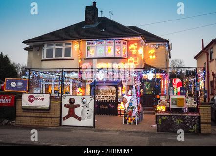 Maison de Noël caritative à Winton Drive, Croxley Green, Hertfordshire, Angleterre, décorée par le mari et la femme M. & Mme Eleno & Margaret Pulis.M. Eleno Pulis déclare qu'il a fallu 5 semaines pour décorer toute la maison afin de recueillir des fonds pour l'association caritative locale Watford Mencap et l'hôpital Great Ormond Street.Ils ont pour but de soulever plus de £1000 par leur juste page de don: https://www.justgiving.com/fundraising/margaret-pulis Banque D'Images