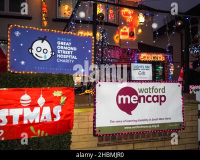 Maison de Noël caritative à Winton Drive, Croxley Green, Hertfordshire, Angleterre, décorée par le mari et la femme M. & Mme Eleno & Margaret Pulis.M. Eleno Pulis déclare qu'il a fallu 5 semaines pour décorer toute la maison afin de recueillir des fonds pour l'association caritative locale Watford Mencap et l'hôpital Great Ormond Street.Ils ont pour but de soulever plus de £1000 par leur juste page de don: https://www.justgiving.com/fundraising/margaret-pulis Banque D'Images