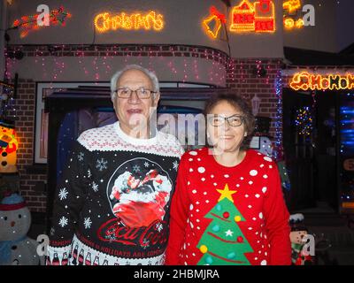 Eleno et Margaret Pulis à leur Charity Christmas Lights House à Croxley Green - Charity Christmas House à Winton Drive, Croxley Green, Hertfordshire England, décoré par le mari et la femme M. & Mme Eleno & Margaret Pulis.M. Eleno Pulis déclare qu'il a fallu 5 semaines pour décorer toute la maison afin de recueillir des fonds pour l'association caritative locale Watford Mencap et l'hôpital Great Ormond Street.Ils ont pour but de soulever plus de £1000 par leur juste page de don: https://www.justgiving.com/fundraising/margaret-pulis Banque D'Images