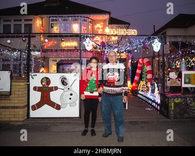 Eleno et Margaret Pulis à leur Charity Christmas Lights House à Croxley Green - Charity Christmas House à Winton Drive, Croxley Green, Hertfordshire England, décoré par le mari et la femme M. & Mme Eleno & Margaret Pulis.M. Eleno Pulis déclare qu'il a fallu 5 semaines pour décorer toute la maison afin de recueillir des fonds pour l'association caritative locale Watford Mencap et l'hôpital Great Ormond Street.Ils ont pour but de soulever plus de £1000 par leur juste page de don: https://www.justgiving.com/fundraising/margaret-pulis Banque D'Images