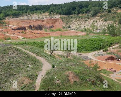 Une belle vue de la mine de Bauxite rouge à Grant, Hongrie Banque D'Images