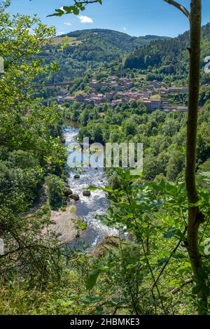 Vue sur la rivière depuis le chemin de Saint-Jacques dans le centre de la France, prise le matin d'été ensoleillé près de Monistrol-d'Allier, France Banque D'Images