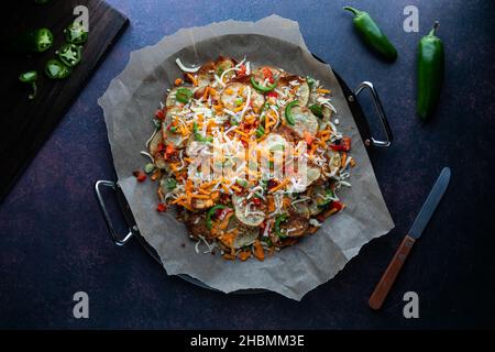 Vue de haut en bas d'un plateau de nachos coupés de cactus, prêt pour la cuisson. Banque D'Images