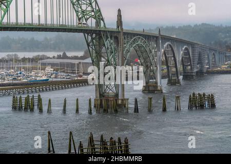 Le pont de Yaquina Bay lors d'une journée humide à Newport, Oregon Banque D'Images