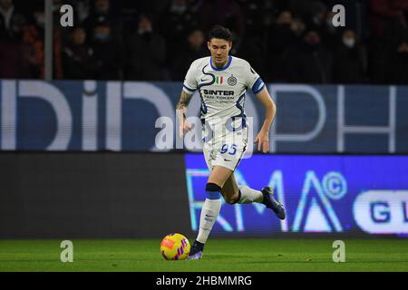 SALERNO, ITALIE - DÉCEMBRE 17: Alessandro Bastoni du FC Internazionale en action pendant la série Un match entre l'US Salerntana et le FC Internazionale Banque D'Images