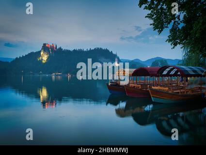 Trois bateaux de touristes se tenant dans la rangée sur le lac de Bled avec le château sur le fond et l'église de l'île.Destination Draatique en Slovénie.2019.Triglav Banque D'Images