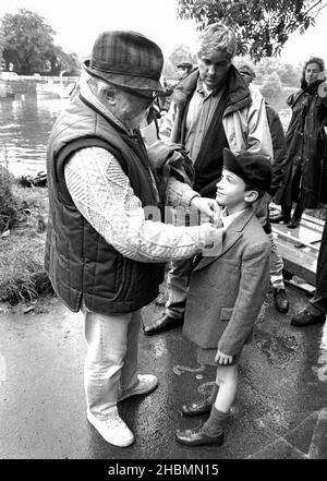 Richard Attenborough et l'acteur Joseph Mazzello à propos du film de Shadowlands en 1993 à Richmond-on-Thames, Surrey, Royaume-Uni Banque D'Images