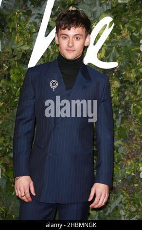 LONDRES, ROYAUME-UNI - 29 novembre 2021 : Tom Daley participe aux Fashion Awards 2021 au Royal Albert Hall le 29 novembre 2021 à Londres, en Angleterre. Banque D'Images