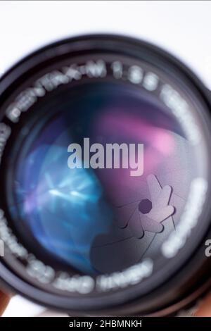 diaphragme à lentille manuelle avec réflexions en verre bleu Banque D'Images