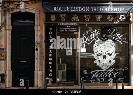 LISBOA, PORTUGAL - 25 octobre 2021: Lisboa, Portugal, octobre 25,2021: Rua de S. Paulo c'est un petit magasin de tatouage avec un grand crâne effrayant sur le vent de magasin Banque D'Images