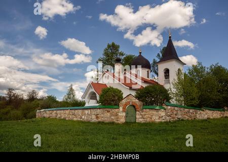 Église de la Sainte Trinité dans le village de Bekhovo, région de Tula, Russie Banque D'Images