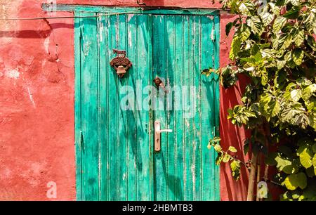 Détail des vieilles portes de maison traditionnelle de l'île de Goree au Sénégal Banque D'Images