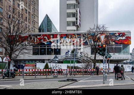 Le café de la presse et la fresque allemande nouvellement exposée de l'artiste Willi Neubert - Karl-Liebknecht-Str.29A Mitte, Berlin.Une fresque allemande de l'est oubliée depuis longtemps Banque D'Images