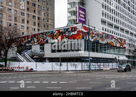 Le café de la presse et la fresque allemande nouvellement exposée de l'artiste Willi Neubert - Karl-Liebknecht-Str.29A Mitte, Berlin.Une fresque allemande de l'est oubliée depuis longtemps Banque D'Images