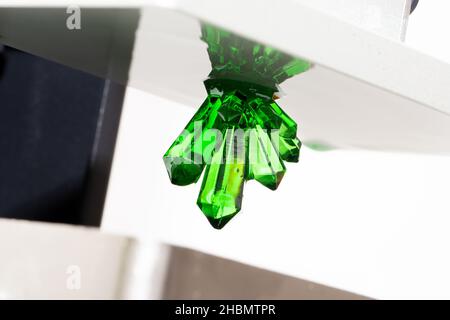 Produit imprimé sur la technologie d'impression 3D SLA.Cristal imprimé à partir de résine.Détail d'une imprimante 3D Banque D'Images