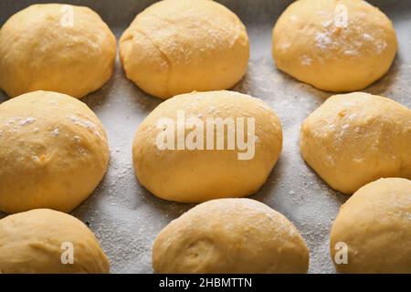 Faire cuire les boules de pâte de levure dans la poêle avant la cuisson.Concept à la maison cuire du pain, des petits pains ou du cinnabon ou faire de la pâte. Banque D'Images