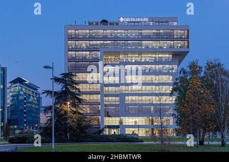 Belgrade, Serbie - 09 novembre 2021 : nouvel immeuble de bureaux moderne de la Maison Delta la nuit. Banque D'Images