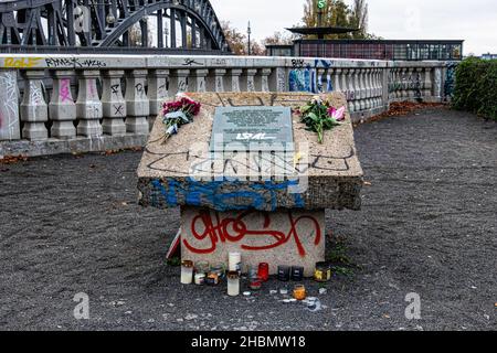 Platz des 9.Novembre 1989, exposition en plein air sur le site de l'ancien point de contrôle du mur de Berlin à l'extrémité est du pont Bornholmer, Prenzlauer Berg, Berlin Banque D'Images