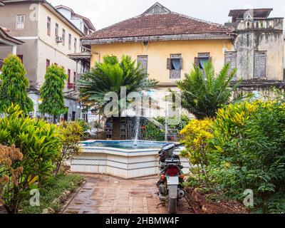 VILLE DE STONE, ZANZIBAR, TANZANIE - 13 MARS 2017 : cour paysagée entourée de bâtiments historiques Banque D'Images