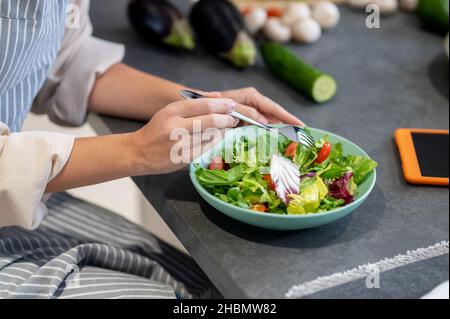 Gros plan sur une femme mangeant du salad Banque D'Images