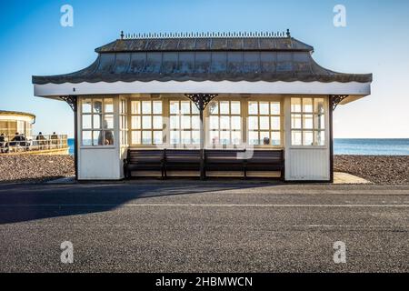 Abri traditionnel en bois blanc sur le bord de mer de Worthing, promenade de bord de mer West Sussex, Angleterre, pris le 25th novembre 2021 Banque D'Images