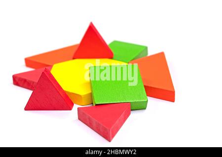 Blocs de bois colorés sur fond blanc Banque D'Images