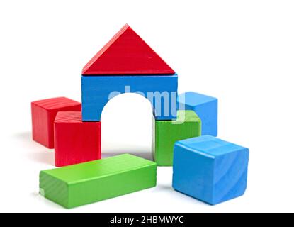 Blocs de construction en bois sur fond blanc Banque D'Images