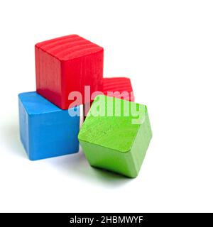 Blocs de construction en bois sur fond blanc Banque D'Images