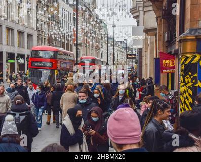 Londres, Royaume-Uni.20th décembre 2021.Oxford Street surpeuplée lors d'une journée bien remplie alors que les clients affluent vers le West End. Banque D'Images