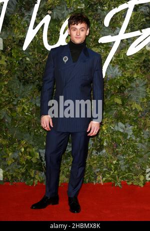 LONDRES, ROYAUME-UNI - 30 novembre 2021 : Tom Daley participe aux Fashion Awards 2021 au Royal Albert Hall le 29 novembre 2021 à Londres, en Angleterre. Banque D'Images