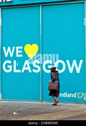 Glasgow, Écosse, Royaume-Uni.20th décembre 2021.Les achats de Noël ont vu peu de réjouissances de Noël sur un jour gris où lumières abd shopping où le seul signe de la vacances.Crédit : gerard ferry/Alay Live News Banque D'Images