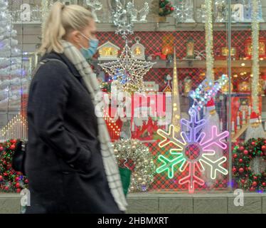 Glasgow, Écosse, Royaume-Uni.20th décembre 2021.Les achats de Noël ont vu peu de réjouissances de Noël sur un jour gris où lumières abd shopping où le seul signe de la vacances.Crédit : gerard ferry/Alay Live News Banque D'Images