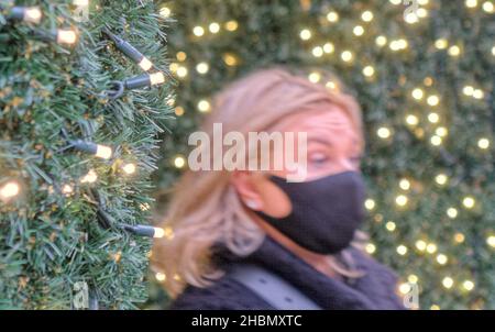 Glasgow, Écosse, Royaume-Uni.20th décembre 2021.Les achats de Noël ont vu peu de réjouissances de Noël sur un jour gris où lumières abd shopping où le seul signe de la vacances.Crédit : gerard ferry/Alay Live News Banque D'Images