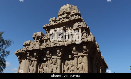 C'est 'cinq rathas' comme ils ressemblent aux chars processionnels d'un temple.Statues sculptées dans le rocher. C'est une des caractéristiques dans plusieurs écritures hindoues Banque D'Images