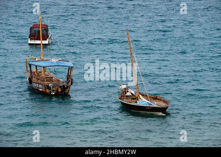 VILLE DE STONE, ZANZIBAR, TANZANIE - 13 MARS 2017 : taxis d'eau ancrés dans le port de Stone Town Banque D'Images