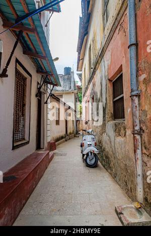 VILLE DE PIERRE, ZANZIBAR, TANZANIE - 13 MARS 2017 : rue très étroite au coeur de la ville historique de pierre Banque D'Images