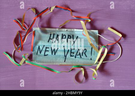 nouvelle année 2022 dans les temps de corona et omicron variante pandémie, masque avec message bonne année Banque D'Images