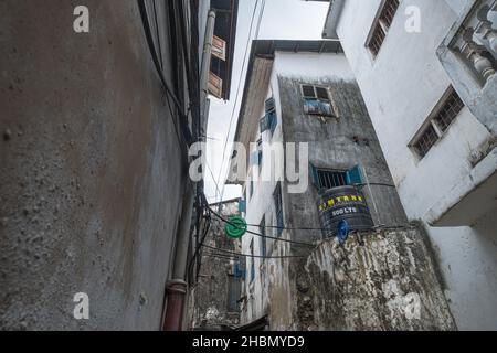 VILLE DE STONE, ZANZIBAR, TANZANIE - 13 MARS 2017: Stockage de l'eau au milieu des habitations historiques au coeur du centre ville de Stone Town, Zanzibar, Tanzanie Banque D'Images