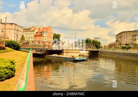 Pont sur l'Oder dans le centre de Wrocław par une journée ensoleillée.Ville. Banque D'Images