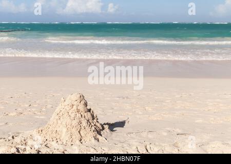 Paysage côtier des Caraïbes avec pile de sable humide sur la côte et vagues sur un fond.Côte atlantique de l'océan, république dominicaine.Plage de Bavaro Banque D'Images