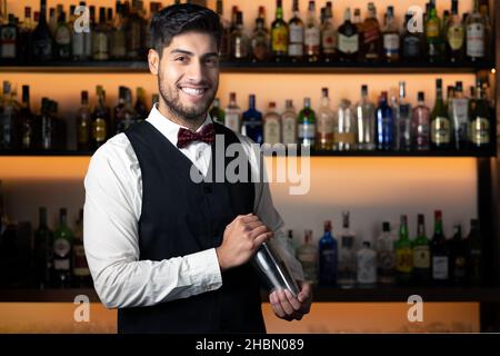 Shaker barman au bar à cocktails.Photo de haute qualité Banque D'Images