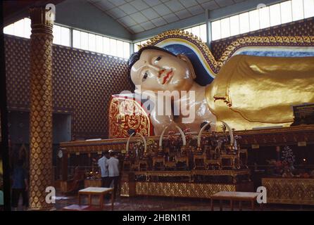 Le Bouddha couché au temple bouddhiste thaïlandais Wat Chaiyamangalaram à Penang, Malaisie, 2nd octobre 1970 Banque D'Images