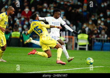 Vinicius Junior du Real Madrid et Carlos Akapo de Cadix lors du championnat d'Espagne la Liga football match entre Real Madrid et Cadix CF le 19 décembre 2021 au stade Santiago Bernabeu à Madrid, Espagne - photo: Oscar Barroso/DPPI/LiveMedia Banque D'Images