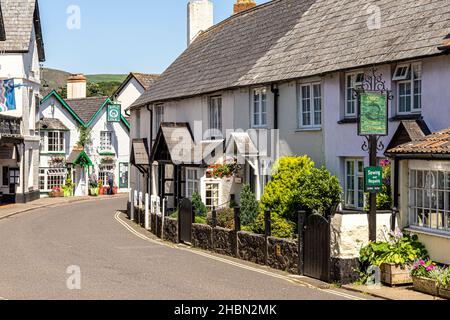 Vieux cottages et boutiques dans la High Street, dans le village Exmoor de Porlock, Somerset, Royaume-Uni Banque D'Images